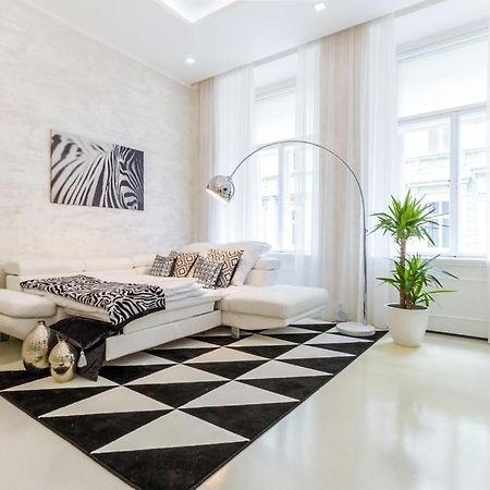 Stylish Apartment 5 Minutes Walk From City Center Praga Exterior foto