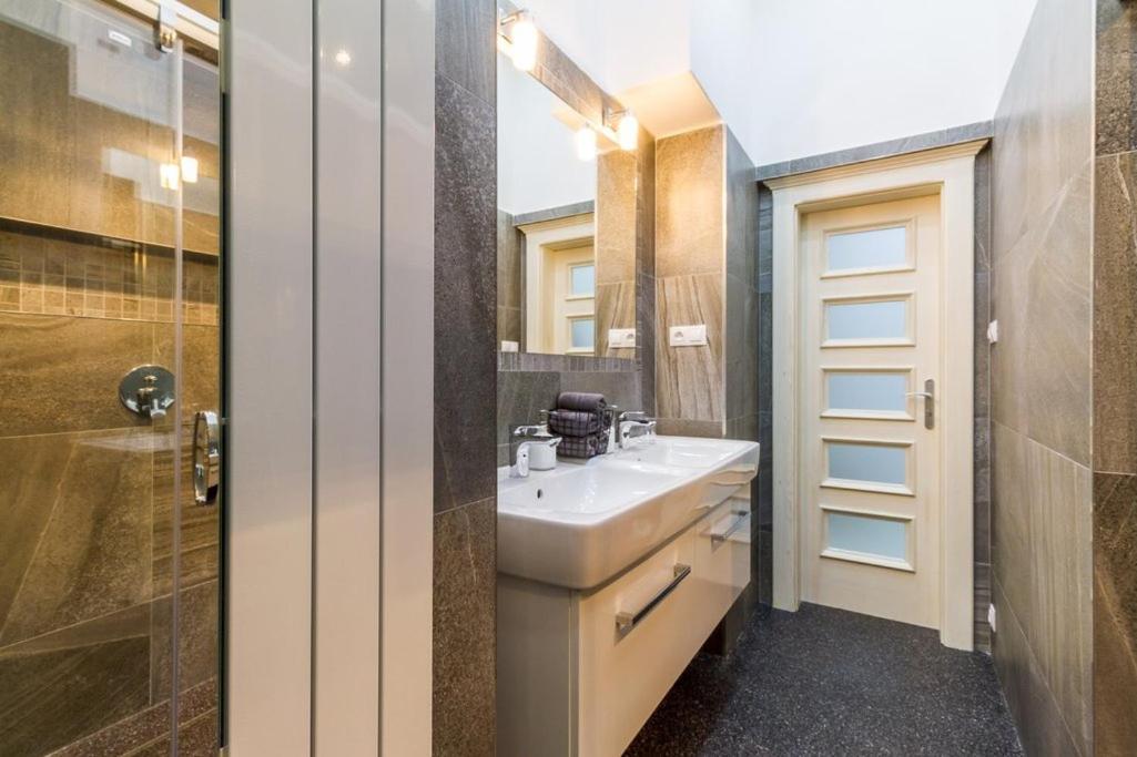 Stylish Apartment 5 Minutes Walk From City Center Praga Exterior foto