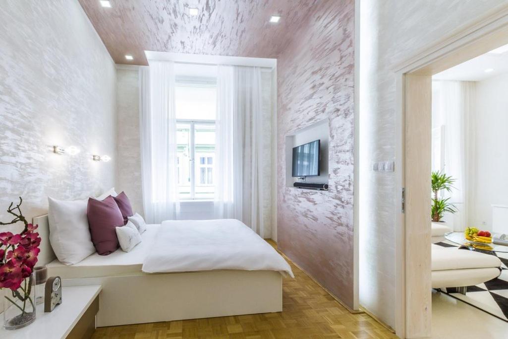 Stylish Apartment 5 Minutes Walk From City Center Praga Exterior foto