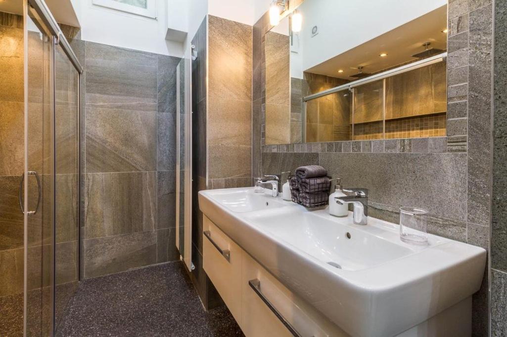 Stylish Apartment 5 Minutes Walk From City Center Praga Exterior foto